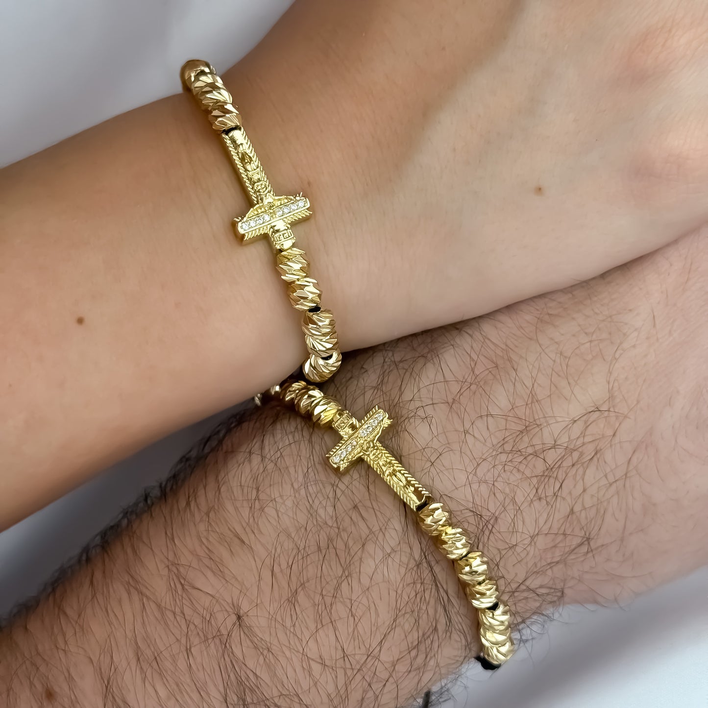 Dos Pulseras para Parejas con Herraje de Cristo Madero Proteccion con Micro circones en Balin italiano en Oro Laminado 18k con Garantia de por vida