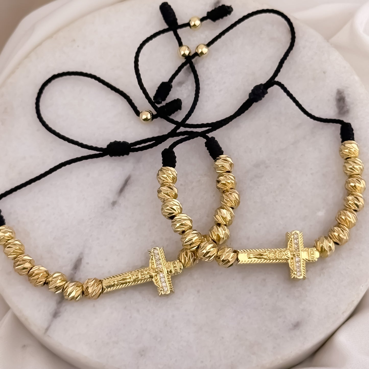 Dos Pulseras para Parejas con Herraje de Cristo Madero Proteccion con Micro circones en Balin italiano en Oro Laminado 18k con Garantia de por vida