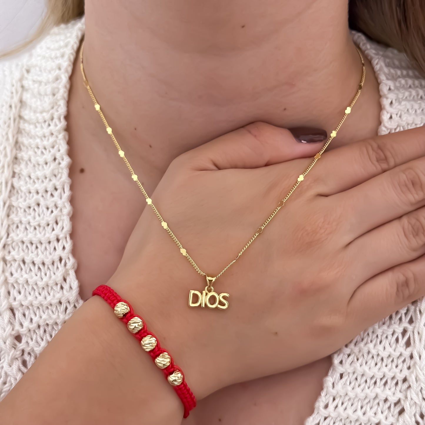 Cadena Tejido Cubana de Dama en Tejido Corazones + Dije de Dios + Pulseras Hilo Rojos en Balin Italiano de 6mm en Oro Laminado 18k